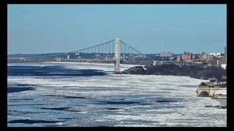 Suspension Bridge Spanning Ice Filled Hudson River Winter Aerial View Vídeo Stock 342647618