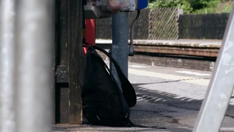 Suspicious rucksack left on railway platform Видео 197110221