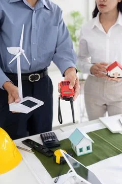 Sustainability and Engineering Presentation. An engineer showcases sustainable Stockfoto's