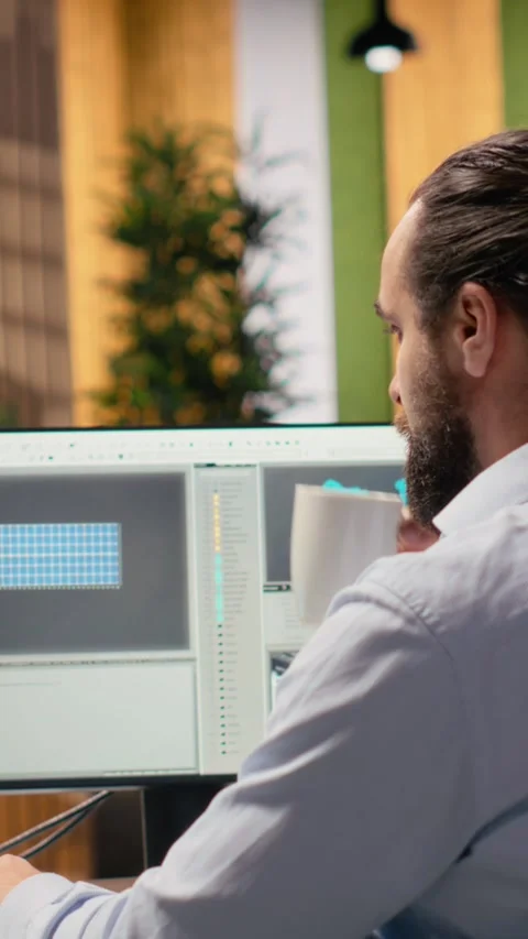 Sustainability RD expert develops integrated clean energy solutions Video stock 315474106