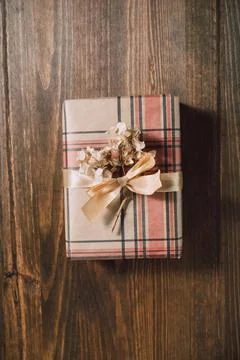 Sustainable gift wrapping flat lay, gift box packed and decorated with kraft Stock Photos