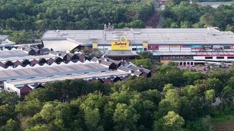 Sutera Mall surrounded by vibrant greenery Видео 332156239