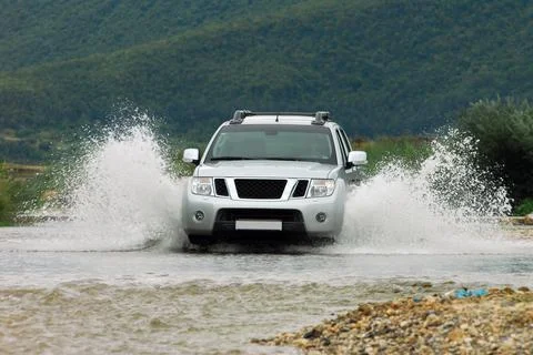 SUV crosses the river Stockfoto's