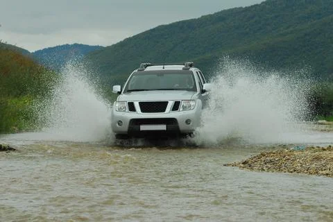SUV crosses the river Stockfoto's
