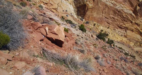 SUV descending Burr Trail Switchbacks into the colorful Strike Valley, Utah. Stock Footage 124086170