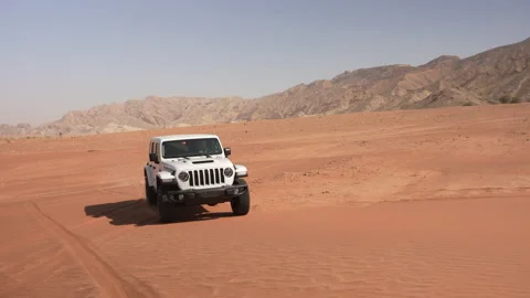 SUV in the desert Video stock 201787415