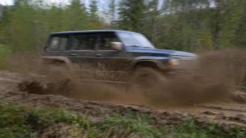 SUV on dirt road Stockbeeldmateriaal 109658803