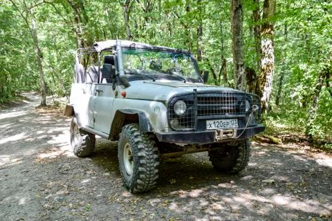 SUV in the forest. Transport for hilly and mountainous terrain. Russian off-r Foto stock
