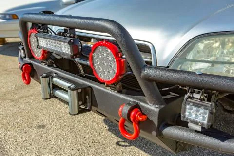 SUV headlight with grill guard, extra lights, and towing setup Foto stock