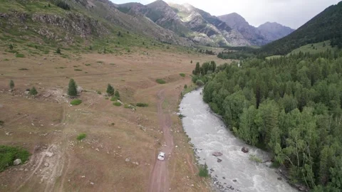 The SUV overcomes the mountain route through gorge Video stock 248118928