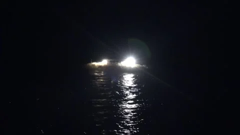 Suv plunges into river water with violent splash - Fast Motion and Speeding Car Vidéo 340524774