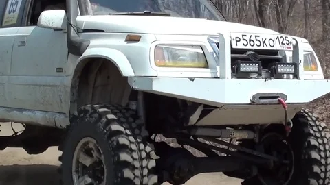 The SUV quickly goes on the dusty dirt road. 動画素材 84708570
