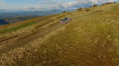 Suv Rides Through the Mountains of the Carpathians. May 2016 Ukraine Vídeo Stock 63378170