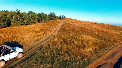 SUV rides through the mountains Stock Footage 89091503