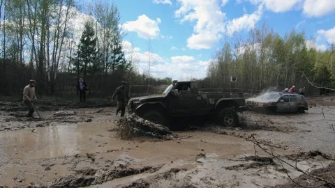 SUV speeds through mud during an off-road competition Видео 277906820