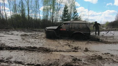 An SUV speeds through mud during an off-road competition Stock Footage 278333954