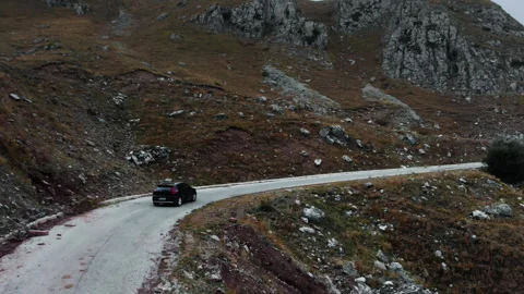 SUV Traversing a Remote Mountain Road with Rocky Slopes 動画素材 333028006