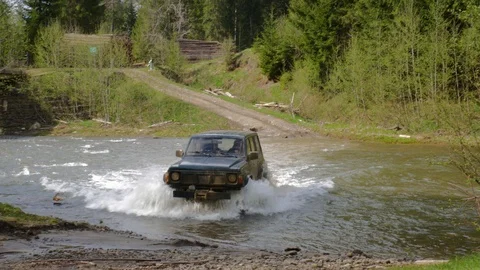 SUV wade across river Stockbeeldmateriaal 109658484