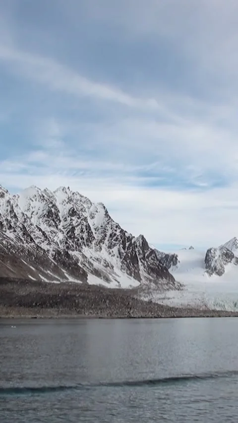 Svalbard Glacier Gently Flows Into Arctic Waters on a Cloudy Day Video stock 321018418