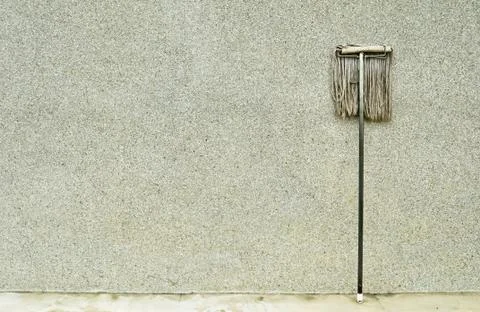 Swab lean on the pebble wall Foto stock