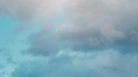 Swallow birds flying with clouds and blue sky in the background Vidéo 129813602