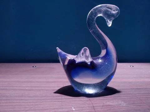 Swan statue on the table Foto stock