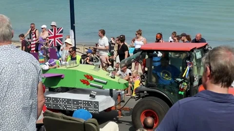Swanage carnival, buzz lightyear try 库存影片 137920492