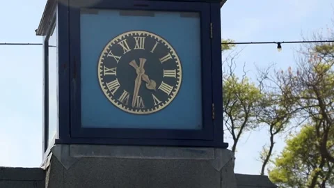 Swanage, clock, lad,y, seating, shade Vídeo Stock 137918224