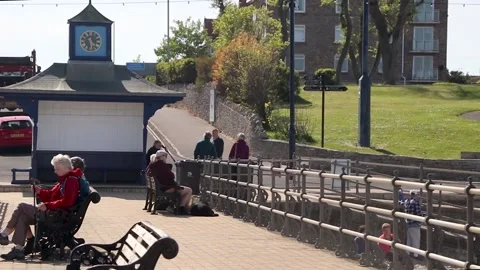 Swanage, pier looking back to clock tower 스톡 동영상 137927508
