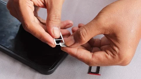 Swapping sim card Vidéo 336671312