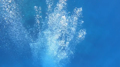A swarm of bubbles made by divers in the sea 動画素材 94228245