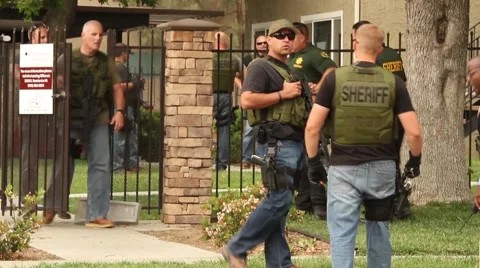 Swat &amp; Sheriff debriefing Video stock 40314497