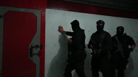 SWAT Team - 4 Man Pin Wheel Entry Stock Footage 58306564