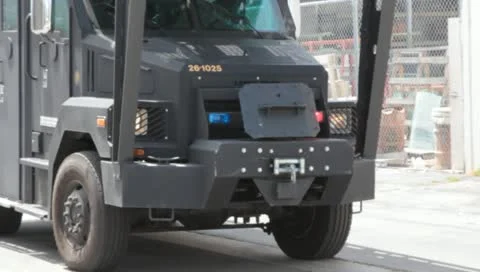 SWAT Truck pulling into garage Vidéo 10899862