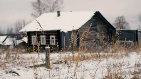Swaying of dry grass against old wooden house 動画素材 86269331