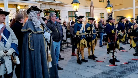 Swedish Carolean Soldiers Standing in a Crowd Front View 스톡 동영상 100516163