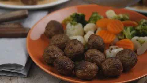 Swedish meatballs with vegetables 스톡 동영상 82044073
