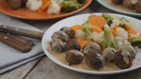Swedish meatballs with vegetables 스톡 동영상 83008623