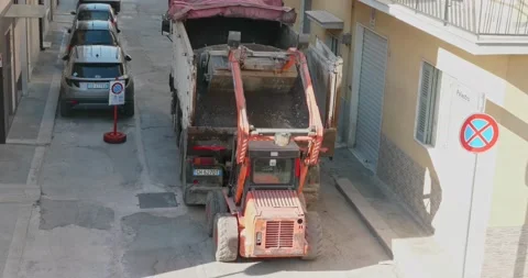 Sweeper attachments mini excavator. The sweeper sweeps, collects and dumps di Video stock 183800049