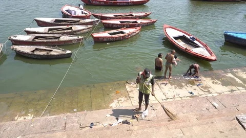 Sweeper cleaning the ghat Vídeos de archivo 115938768