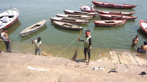 Sweeper cleaning the ghat on River Ganges Vídeos de archivo 115937585