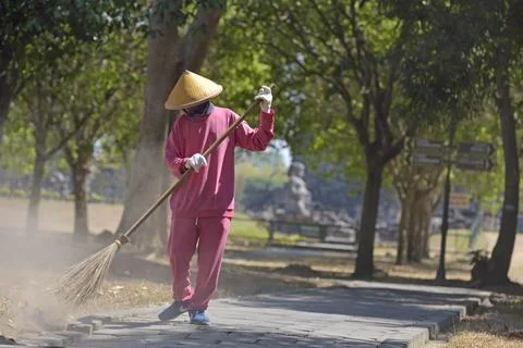 Sweeper in front of Sewu Temple Compound, 8th century Buddhist temple located at Fotos de archivo