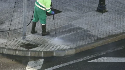 Sweeper Worker cleaning a street sidewalk Vidéo 168763324