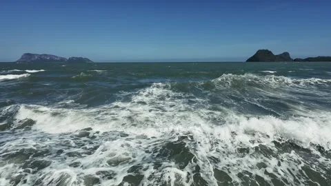 Sweeping 180-degree panoramic left to right view of turbulent waves smashing Stock Footage 327652673