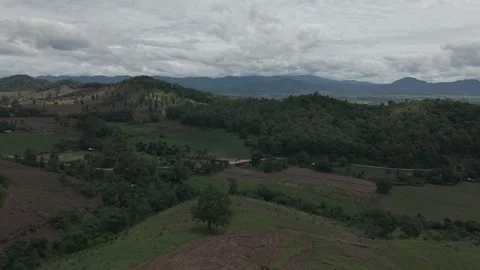 Sweeping Aerial of Deep Tropical Forest Valley, Green Hillside and Wide Mou.. Vídeos de archivo 337600807