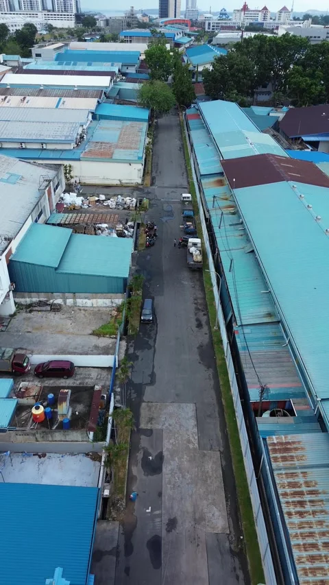 Sweeping Aerial Glimpse of Diverse Rooftop Structures and Urban Industrial .. 스톡 동영상 339039995