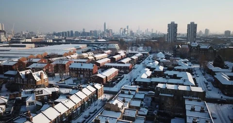 Sweeping drone clip of snow covered buildings in South West London, England. Vídeos de archivo 86498412
