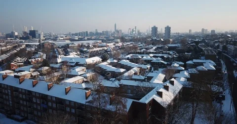 Sweeping drone clip of snow covered buildings in South West London, England. Vídeos de archivo 86498690