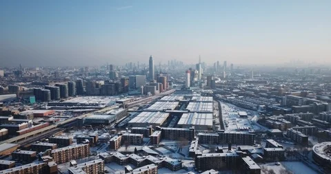 Sweeping drone clip of snow covered buildings in South West London, England. Vidéo 86501669