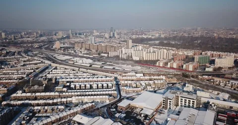 Sweeping drone clip of snow covered buildings in South West London, England. Vídeos de archivo 86501865